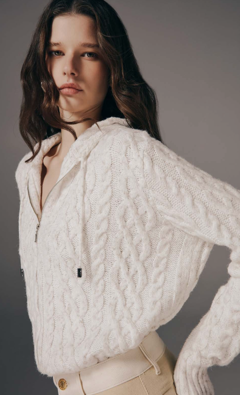 JAQUETA DE TRICOT COM CAPUZ E ZIPER