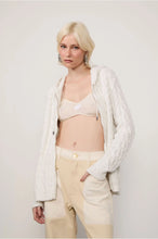 Load image into Gallery viewer, JAQUETA DE TRICOT COM CAPUZ E ZIPER
