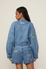 Load image into Gallery viewer, JAQUETA JEANS APLICACAO SILK E PATCH
