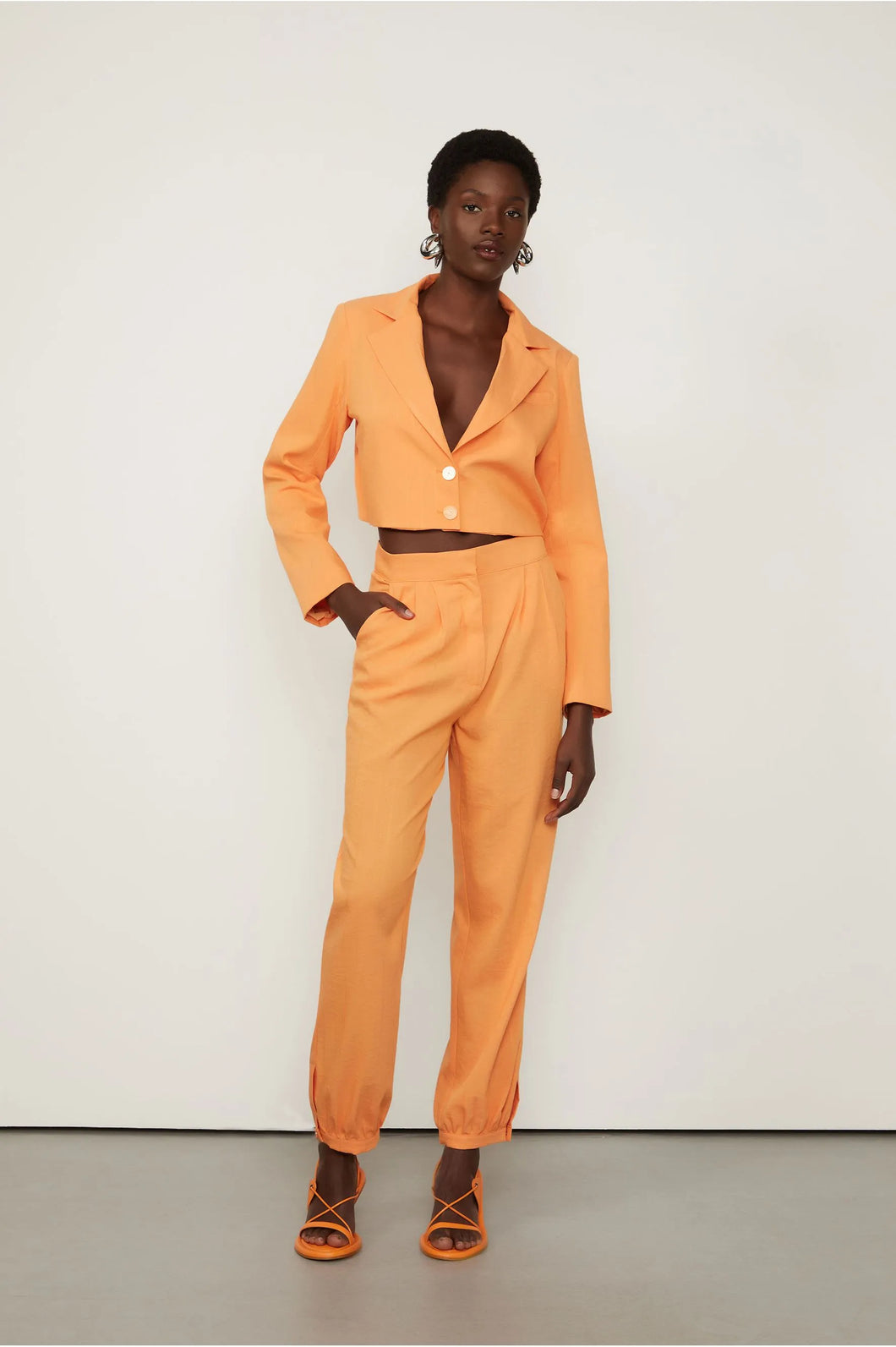 BLAZER DE ALFAIATARIA CURTO AMARRAÇÃO + CALÇA DE ALFAIATARIA CENOURA AMPLA SET