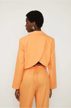 Load image into Gallery viewer, BLAZER DE ALFAIATARIA CURTO AMARRAÇÃO + CALÇA DE ALFAIATARIA CENOURA AMPLA SET

