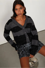 Load image into Gallery viewer, CARDIGAN TRICOT LISTRADO PELINHO LUREX
