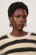 Load image into Gallery viewer, BLUSA DE TRICOT PELINHO LISTRADO
