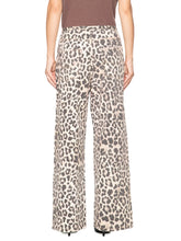 Load image into Gallery viewer, CALCA SARJA WIDE LEG ESTAMPA ONCA SKIN
