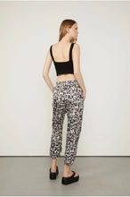 Load image into Gallery viewer, CALCA BASICA NYLON ESTAMPADA
