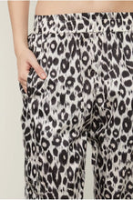 Load image into Gallery viewer, CALCA BASICA NYLON ESTAMPADA
