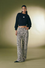 Load image into Gallery viewer, CALCA SARJA WIDE LEG ESTAMPA ONCA SKIN
