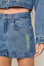 Load image into Gallery viewer, SHORT JEANS BASIC APLICACAO SILK E PATCH
