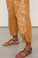 Load image into Gallery viewer, CALCA OVER BORDADO RAFIA
