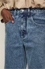 Load image into Gallery viewer, CALÇA JEANS BOLSOS FOLK
