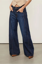 Load image into Gallery viewer, CALÇA JEANS RETA RECORTE LATERAL CINTURA
