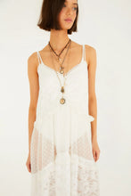 Load image into Gallery viewer, VESTIDO ARTESANAL PATCH ROMANTICO
