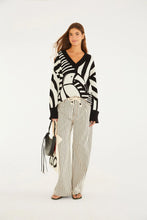 Load image into Gallery viewer, PULL TRICOT DECOTE V TUCA LEGAL
