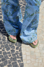 Load image into Gallery viewer, CALCA CINTURA ALTA RETA JEANS PAISAGEM
