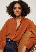 Load image into Gallery viewer, CAMISA SEDA AMPLA MARROM BISCOITO
