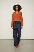 Load image into Gallery viewer, CAMISA SEDA AMPLA MARROM BISCOITO
