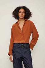 Load image into Gallery viewer, CAMISA SEDA AMPLA MARROM BISCOITO
