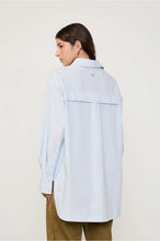 Load image into Gallery viewer, CAMISA DE ALGODAO LISTRADA COM PREGA
