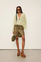 Load image into Gallery viewer, CAMISA MANGA BABADOS LIBERTY PETALAS
