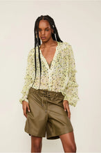 Load image into Gallery viewer, CAMISA MANGA BABADOS LIBERTY PETALAS
