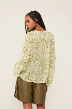 Load image into Gallery viewer, CAMISA MANGA BABADOS LIBERTY PETALAS
