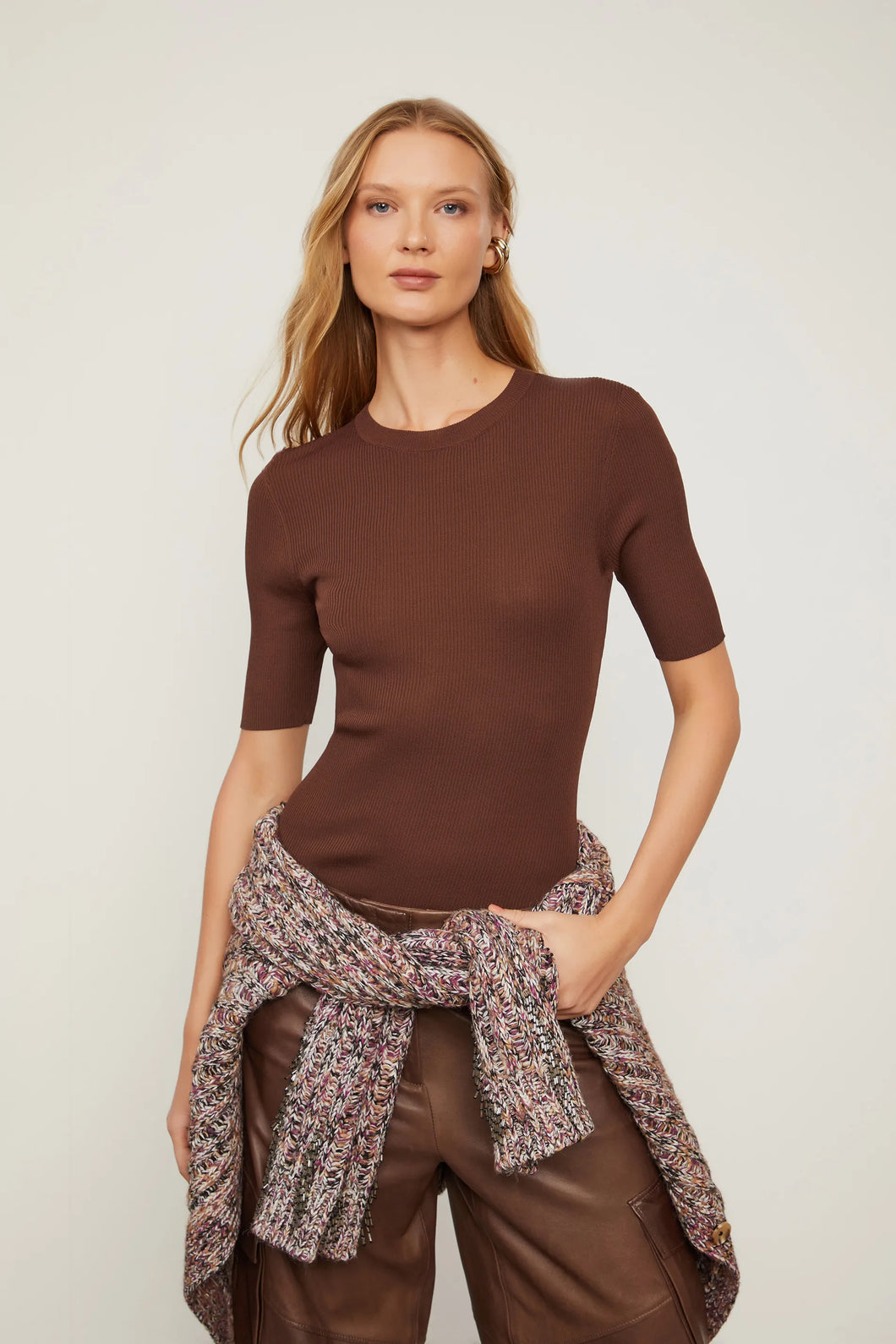 T-SHIRT BASICA CANELADA TRICOT