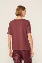 Load image into Gallery viewer, T-SHIRT BORDADA FLORES
