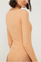 Load image into Gallery viewer, BODY DECOTE CRUZADO CREPE BEGE AMANTEIGA
