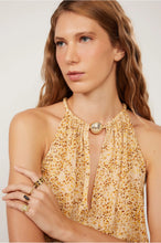Load image into Gallery viewer, BLUSA DE ALCINHA DETALHE POMO
