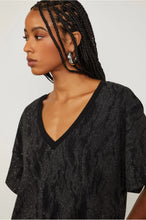 Load image into Gallery viewer, CAMISETA DE MALHA DEVORE BRIGHT
