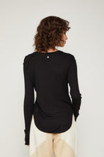 Load image into Gallery viewer, CAMISETA DE MALHA ML BARRA ARREDONDADA
