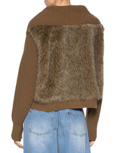 Load image into Gallery viewer, JAQUETA DE PELO ACABAMENTOS EM TRICOT
