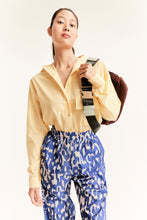 Load image into Gallery viewer, CAMISA DE VOIL MANGA LONGA COM BOLSO
