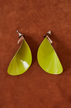 Load image into Gallery viewer, BRINCO LAMINA VAZADA NIQUEL E VERDE
