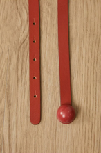 Load image into Gallery viewer, CINTO DE COURO METAL BALL COLOR VERMELHO
