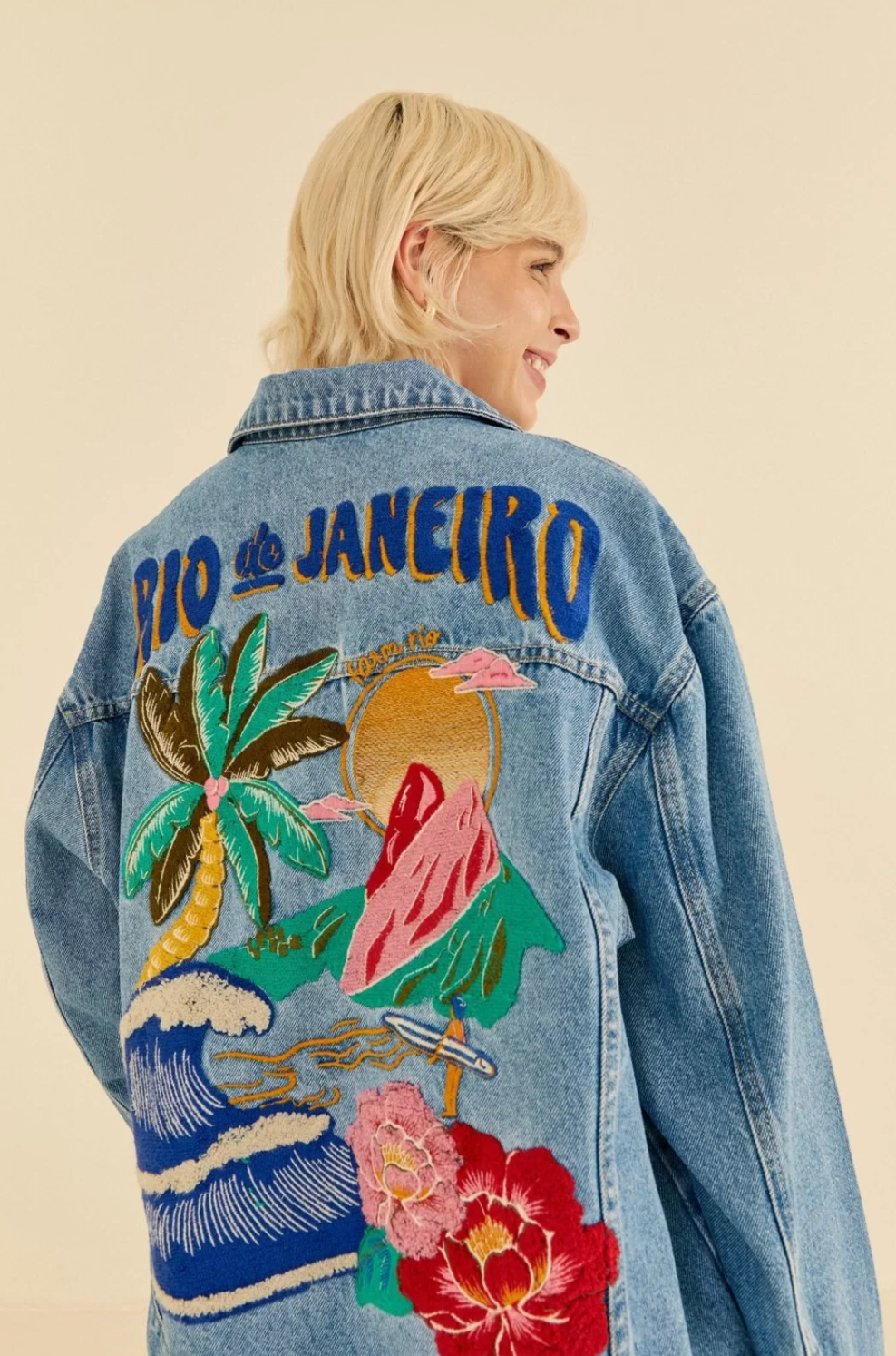 JAQUETA JEANS BORDADO POSTER CARIOCA