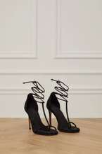 Load image into Gallery viewer, SANDALIA DE COURO SALOME CRISTAIS PRETA
