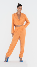 Load image into Gallery viewer, BLAZER DE ALFAIATARIA CURTO AMARRAÇÃO + CALÇA DE ALFAIATARIA CENOURA AMPLA SET
