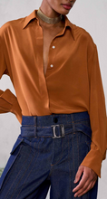 Load image into Gallery viewer, CAMISA SEDA AMPLA MARROM BISCOITO
