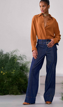 Load image into Gallery viewer, CAMISA SEDA AMPLA MARROM BISCOITO
