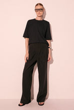 Load image into Gallery viewer, CAMISETA MANGA CURTA ESTELAR PRETO
