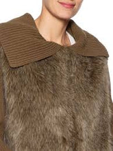 Load image into Gallery viewer, JAQUETA DE PELO ACABAMENTOS EM TRICOT
